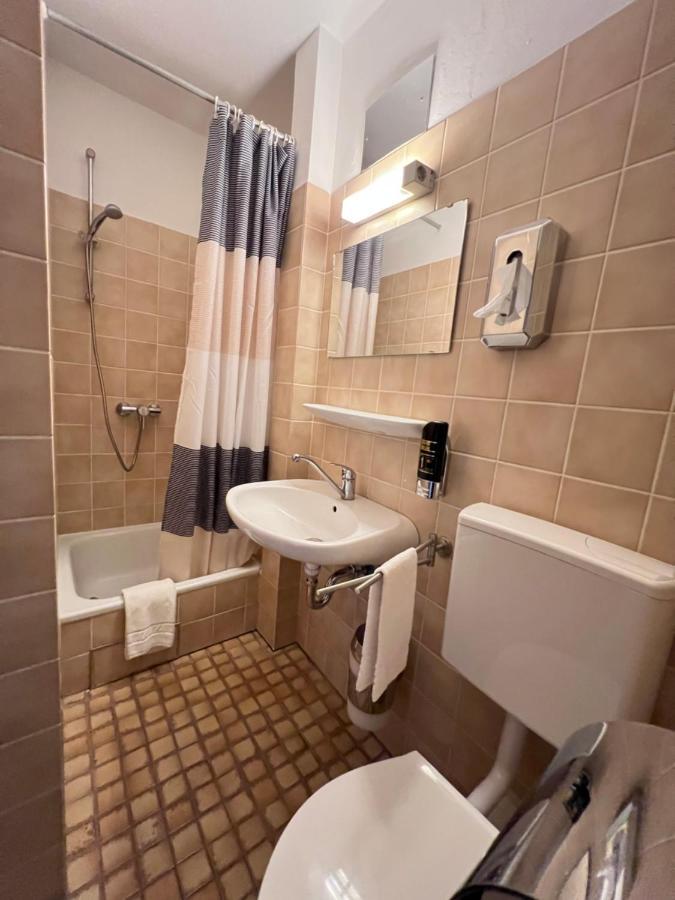 Hotel-Gasthof Deutschmeister Donauwörth エクステリア 写真